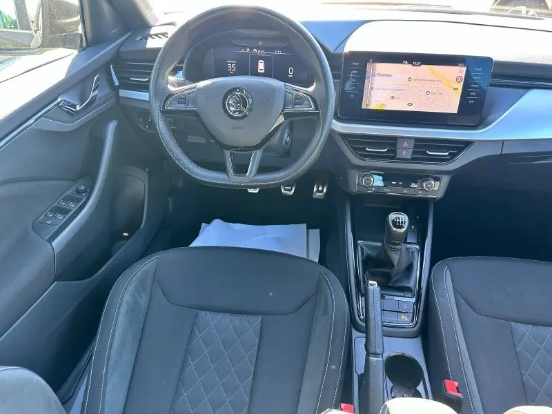 Intérieur noir du Skoda Kamiq 2020 vu de face, volant cuir multifonction, écran tactile et boîte manuelle visibles