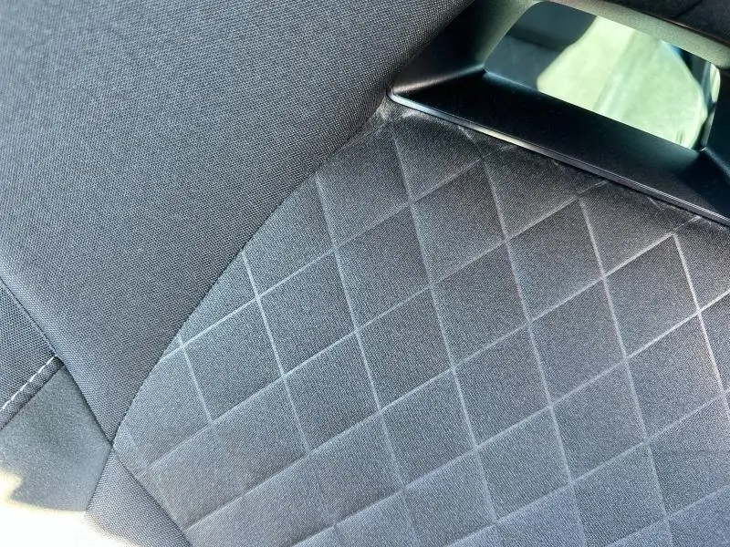 Détail du tissu gris à motif quadrillé du siège avant du SKODA KAMIQ 1.0 TSI 116ch Ambition 2020.