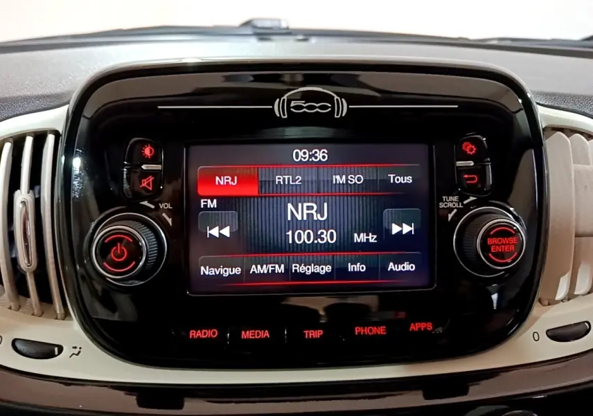 Écran tactile central noir affichant la radio NRJ à 100.30 MHz dans l’habitacle beige d’une Fiat 500 Lounge 2019.