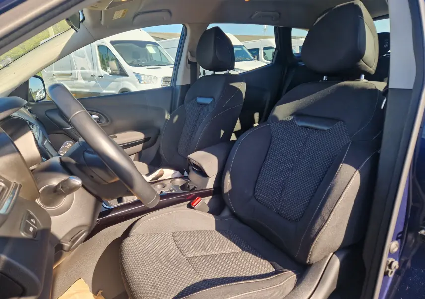 Vue intérieure côté conducteur du Renault Kadjar bleu cosmos 2020, sièges tissu noir avec appuie-têtes réglables.