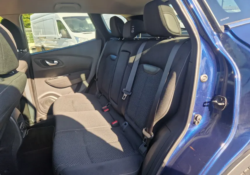 Vue intérieure côté droit des sièges arrière en tissu noir du Renault Kadjar bleu cosmos, porte arrière ouverte.