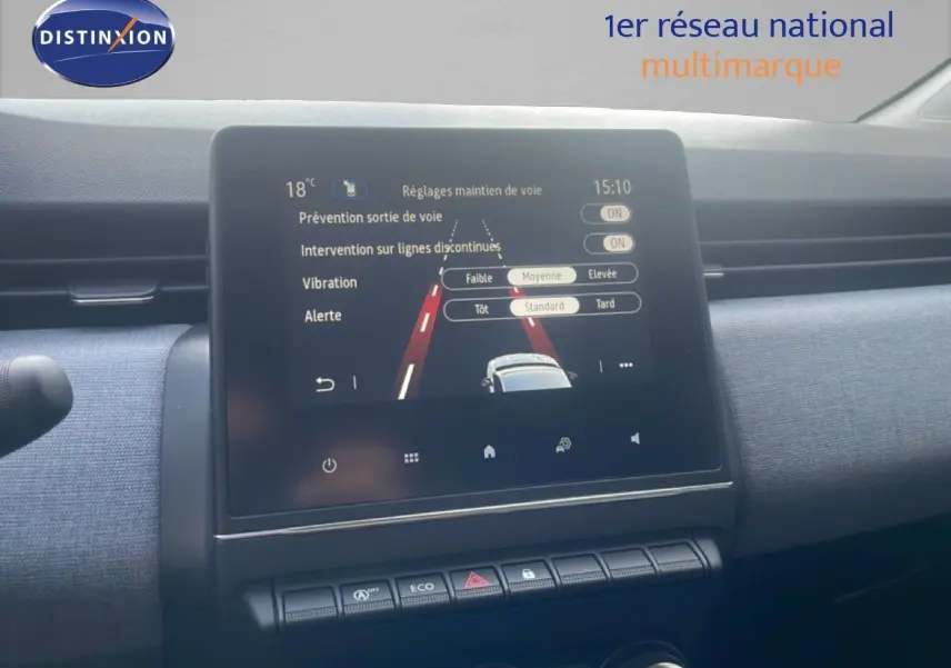 Écran tactile central affichant les réglages d’aide à la conduite dans l’habitacle d’une Renault Clio blanche 2025.