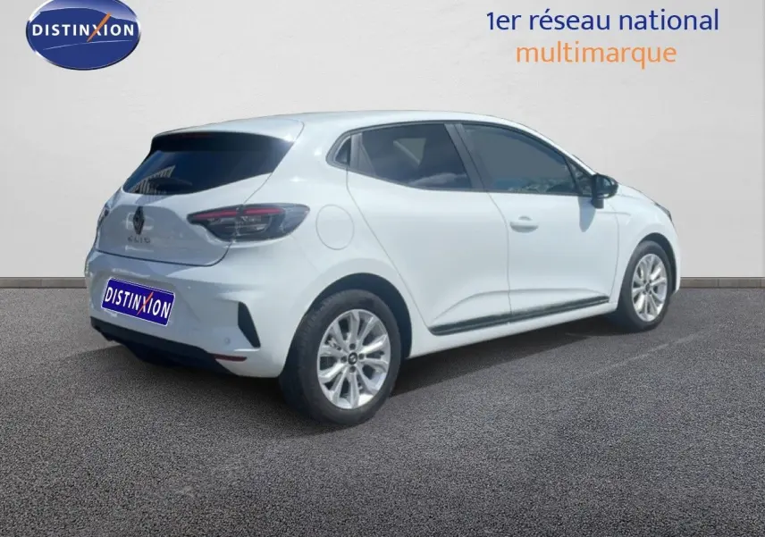 Renault Clio blanche 2025 vue 3/4 arrière droit, avec vitres teintées et jantes alliage 16 pouces.