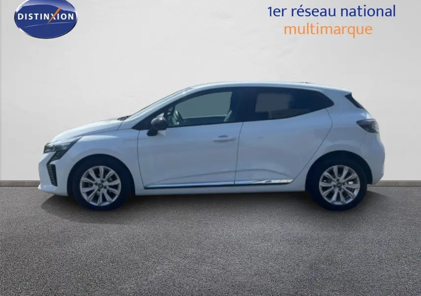 Profil droit d'une Renault Clio blanche 2025 avec jantes alliage et vitres teintées, sur fond neutre.