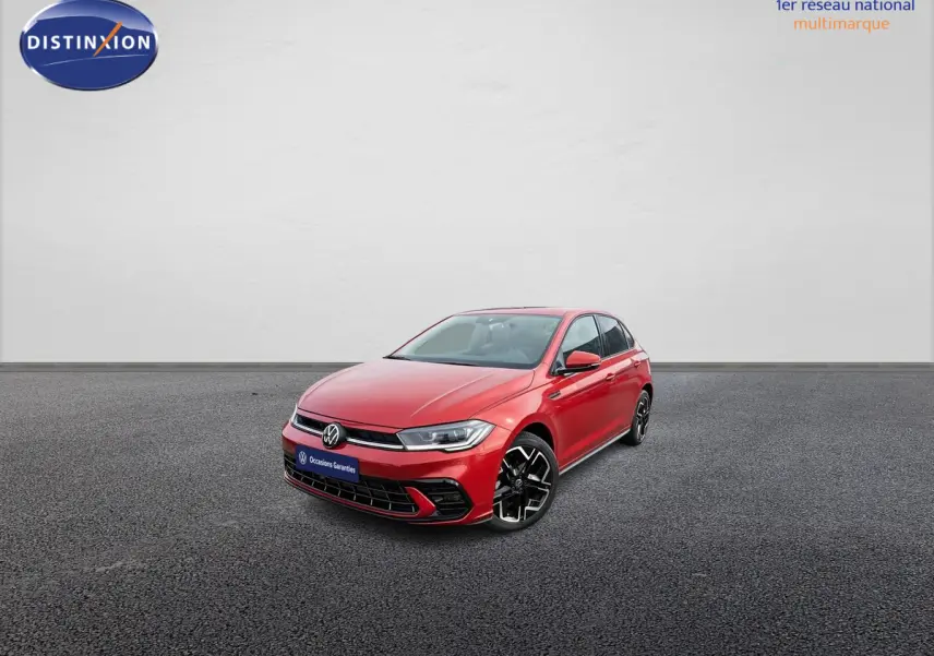 Volkswagen Polo rouge vue 3/4 avant droit, avec jantes alliage noires et calandre moderne sur fond neutre.
