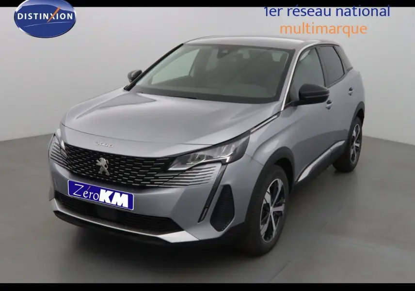 Peugeot 3008 gris Artense métal vue 3/4 avant droit dans un studio avec éclairage neutre.