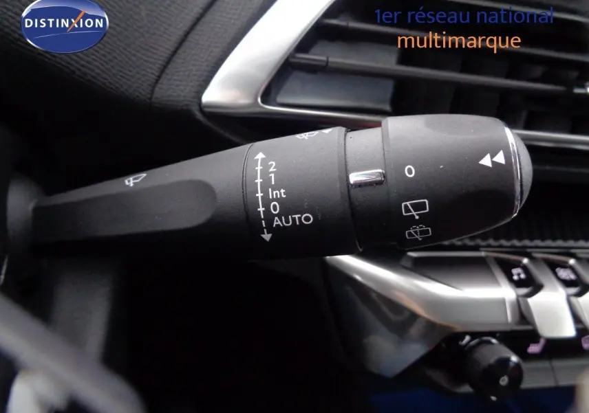 Gros plan sur la commande d'essuie-glace à gauche du tableau de bord du Peugeot 3008 gris Artense 2023.