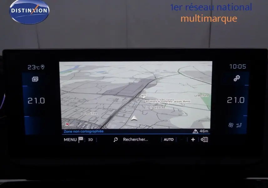 Écran tactile central du Peugeot 3008 2023 affichant la navigation et la climatisation à 21°C en intérieur noir.