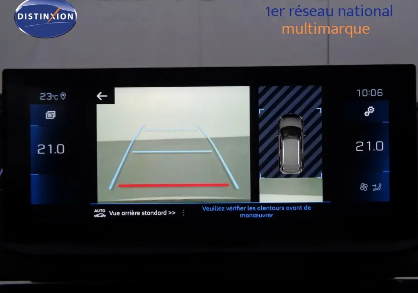 Écran multimédia affichant la caméra de recul et la vue aérienne du Peugeot 3008 gris Artense, tableau de bord digital.
