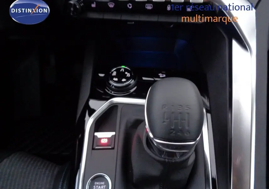 Le levier de vitesses manuel 6 rapports du Peugeot 3008 2023, entouré de commandes et d'un bouton start/stop.