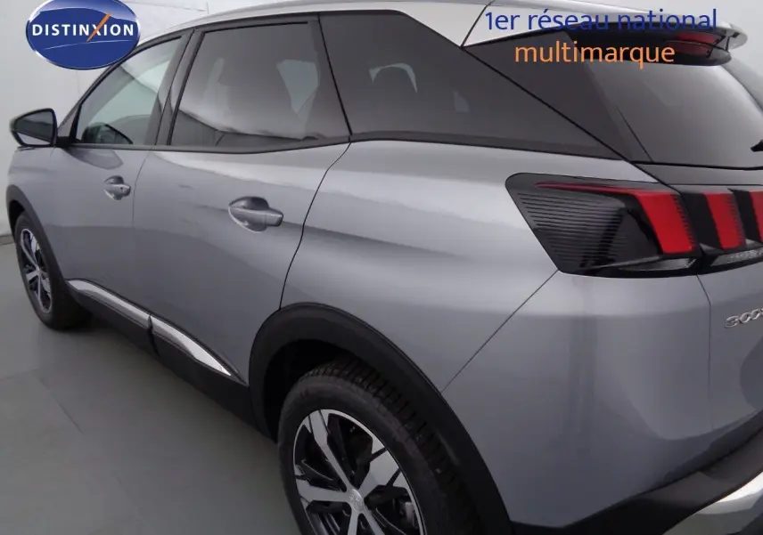 Vue 3/4 arrière côté gauche d'un Peugeot 3008 gris Artense métal avec feux arrière à bandes rouges distinctives.