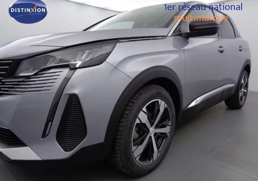 Vue 3/4 avant droit d'un Peugeot 3008 gris Artense métal avec jantes alliage et feux LED distinctifs.