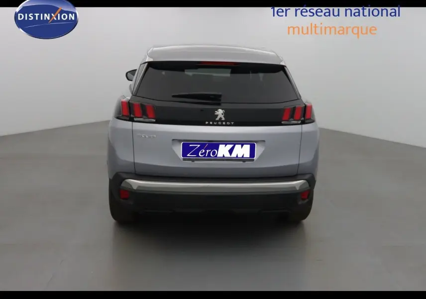 Vue arrière d'un Peugeot 3008 gris Artense métal 2023 avec feux arrière à trois griffes et hayon fermé.