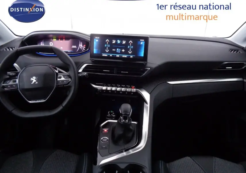 Intérieur du Peugeot 3008 2023 avec tableau de bord moderne et écran tactile central, finition noire élégante.