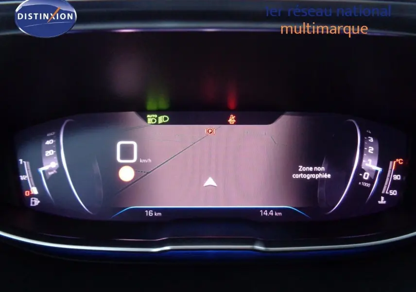 Tableau de bord numérique du Peugeot 3008 2023 affichant la vitesse à 0 km/h et une zone non cartographiée.