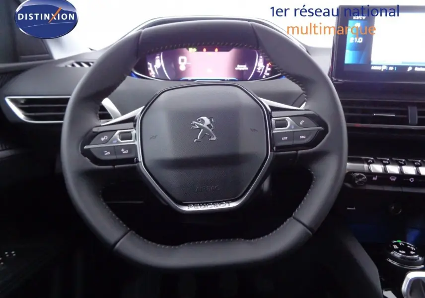 Volant cuir noir Peugeot 3008 2023 avec tableau de bord numérique et écran tactile central visible