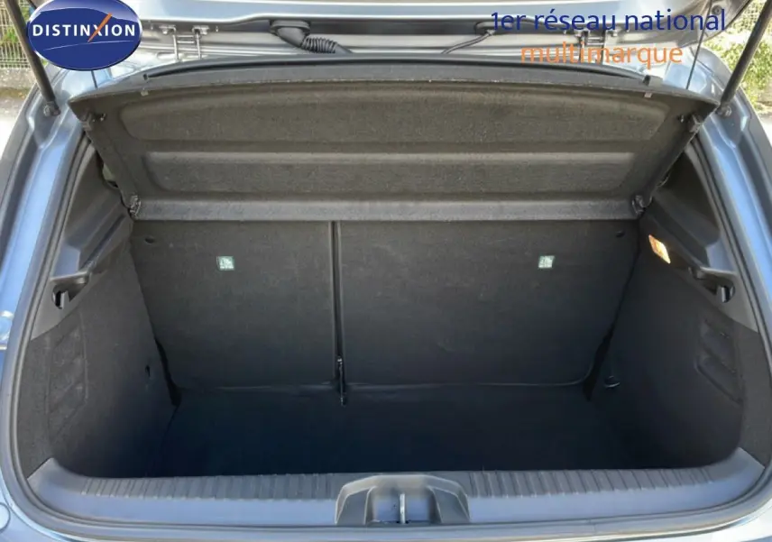 Coffre ouvert de la Renault Clio V 1.0 TCE 90CH CVT Evolution 2025 en gris schiste métal, vue arrière intérieure.