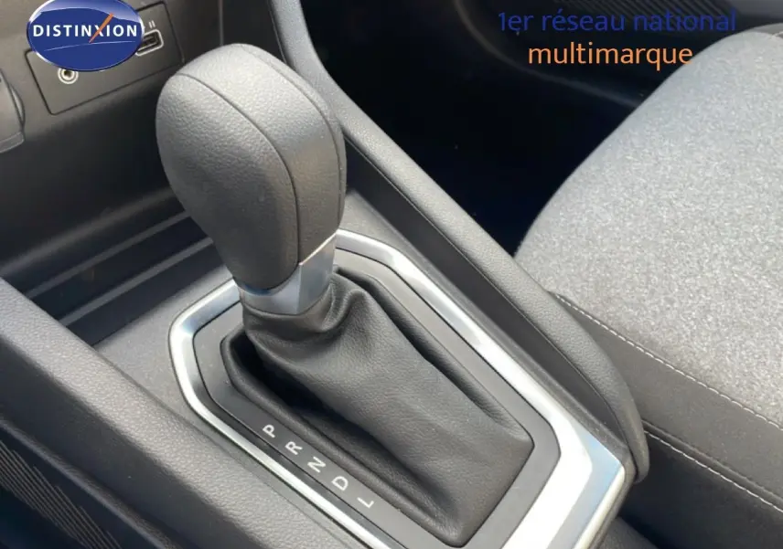 Gros plan sur la commande de boîte automatique noire dans l’habitacle d’une Renault Clio gris schiste 2025.