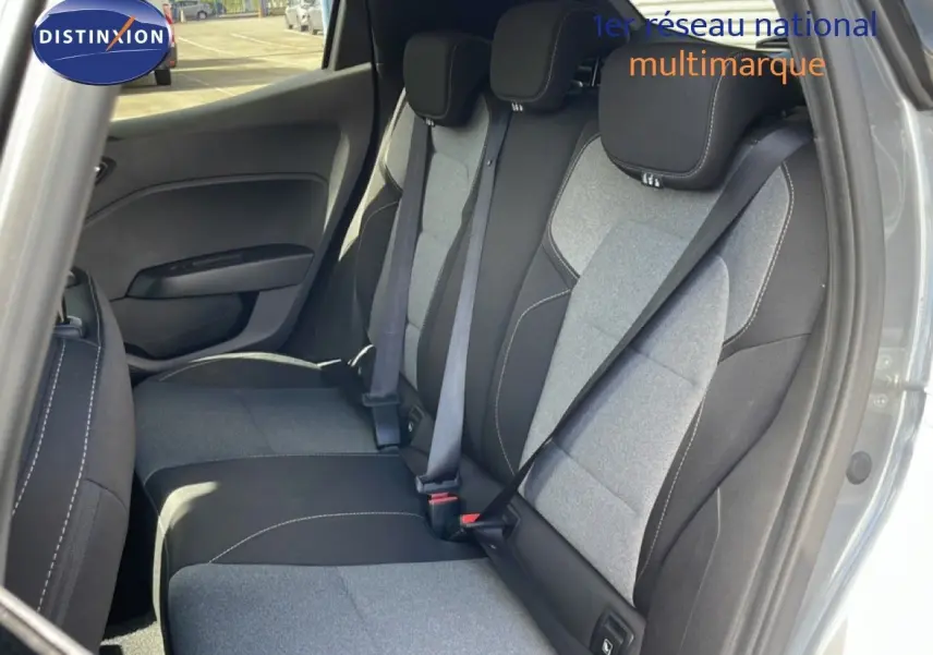 Vue intérieure côté droit des sièges arrière en tissu gris et noir de la Renault Clio 2025 gris schiste métal.