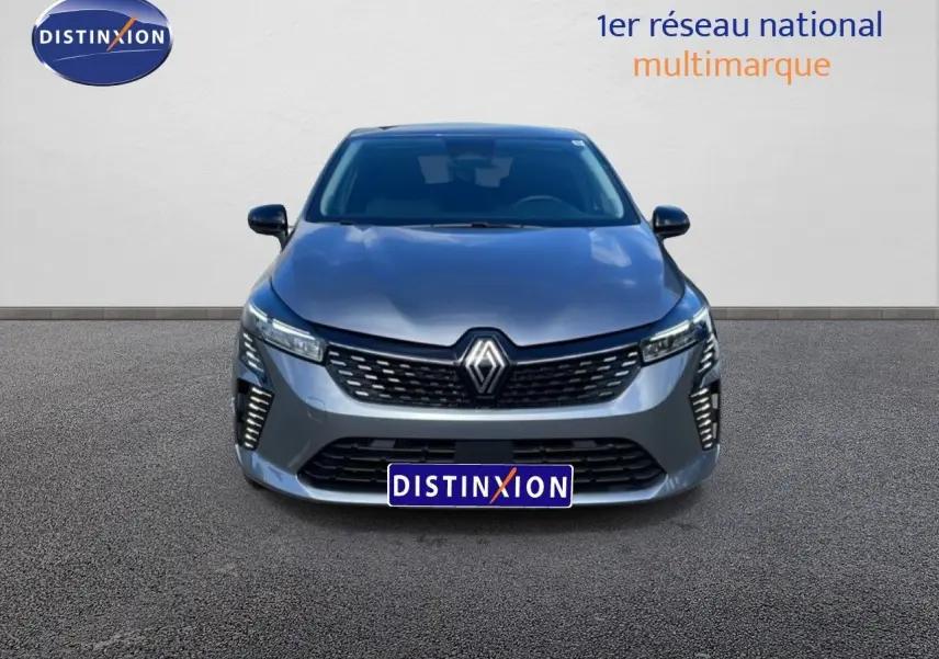 Vue frontale d'une Renault Clio 2025 gris schiste métal avec calandre noire et feux LED distinctifs.
