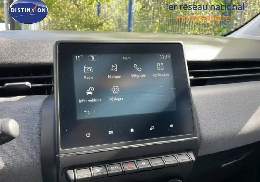 Écran tactile central de la Renault Clio gris schiste, vue intérieure du tableau de bord côté passager.