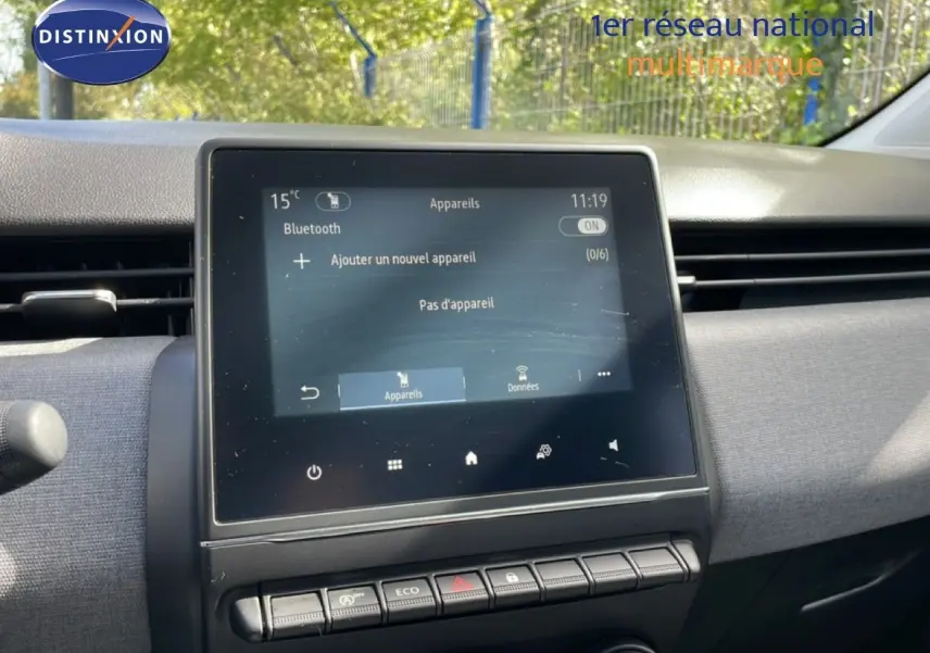 Écran tactile central de la Renault Clio 2025 gris schiste, avec commandes et tableau de bord en tissu gris.