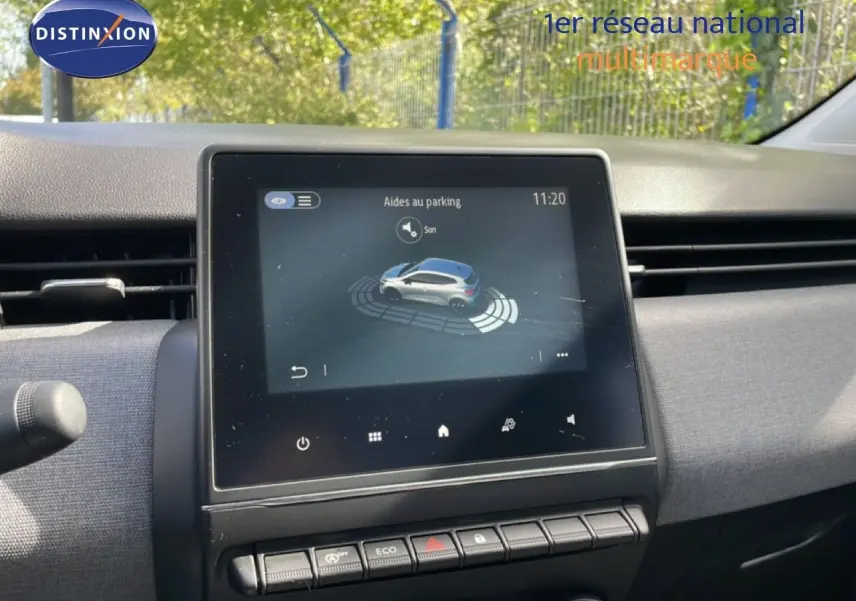 Écran tactile central affichant l'aide au parking dans l'habitacle gris clair de la Renault Clio 2025.