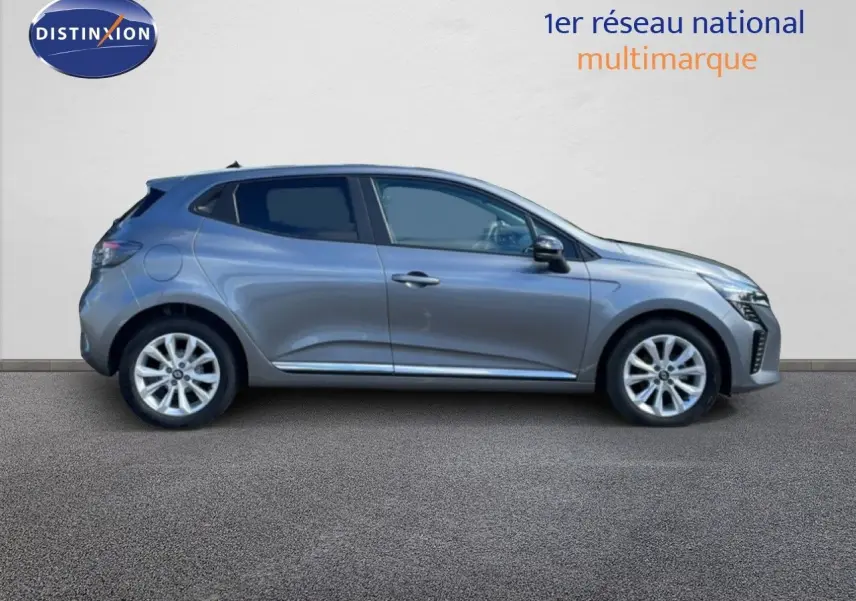 Profil côté gauche de la Renault Clio 2025 gris schiste métal avec jantes alliage et lignes dynamiques visibles.