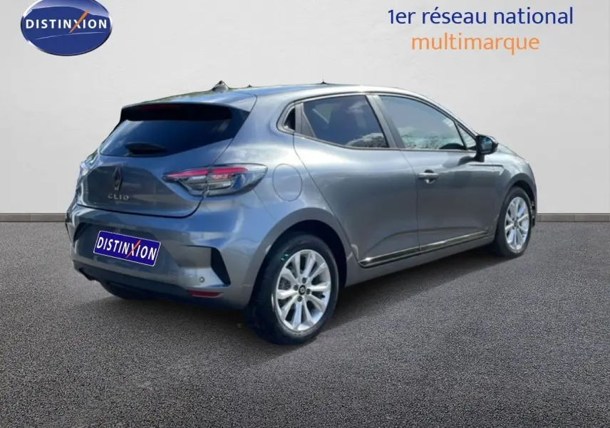 Renault Clio gris schiste métal vue 3/4 arrière côté droit, avec jantes alliage et feux arrière LED distinctifs.