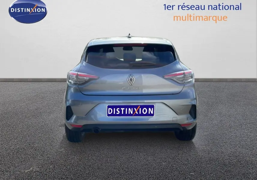 Vue arrière d'une Renault Clio 2025 gris schiste métal, avec feux arrière LED et logo Renault bien visible.