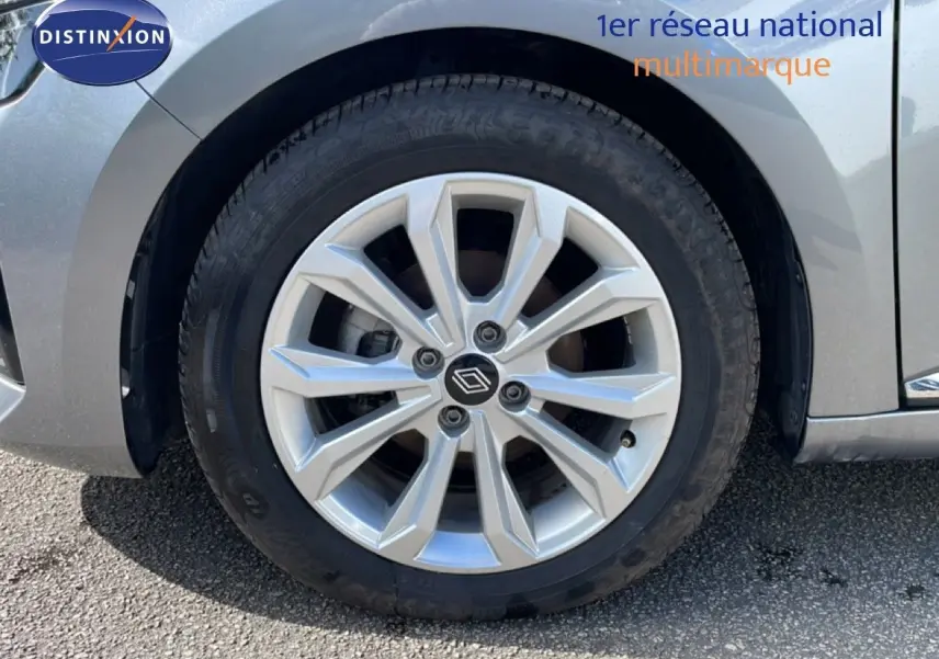 Gros plan sur la roue avant gauche de la Renault Clio gris schiste métal, mettant en valeur la jante alliage 16 pouces au design moderne.