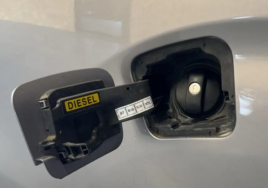 Gros plan sur la trappe à carburant grise d'un Opel Vivaro Combi 1.5 Diesel 2022 avec étiquette "DIESEL" visible.
