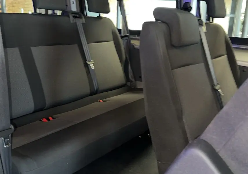 Vue intérieure des sièges arrière en tissu gris du Opel Vivaro Combi 2022, montrant la banquette et les appuie-têtes.