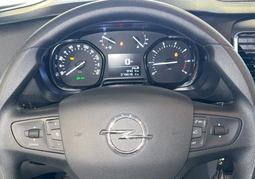 Vue rapprochée du volant noir d'un Opel Vivaro Combi 2022 avec tableau de bord numérique et commandes intégrées.