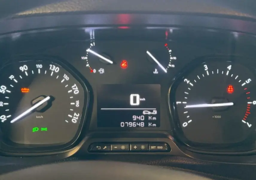 Tableau de bord de l'Opel Vivaro Combi gris 2022, affichant 79 648 km et vitesse à 0 km/h.