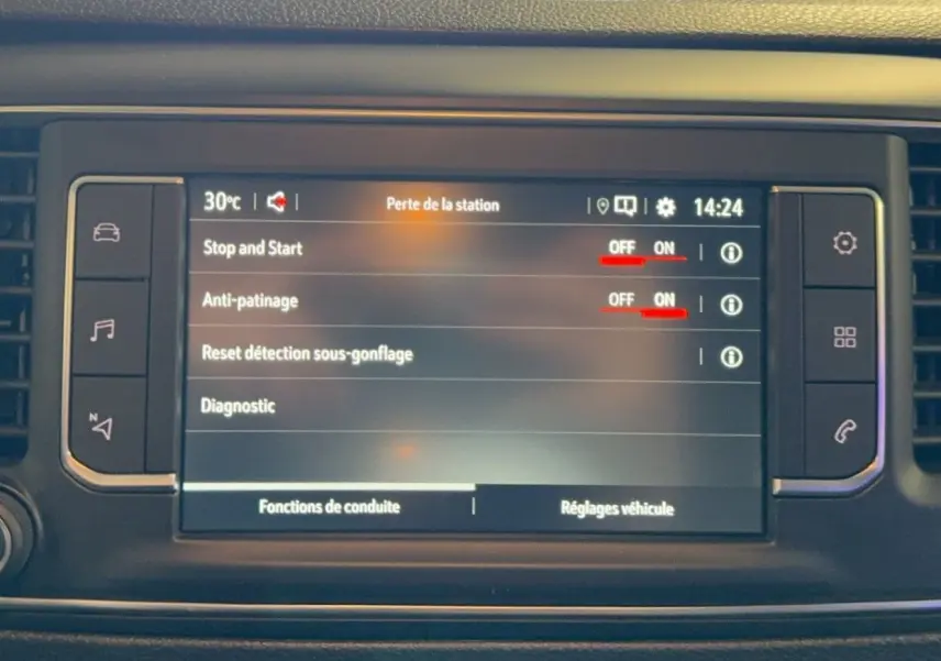 Écran tactile central de l'Opel Vivaro Combi 2022 affichant les réglages de conduite avec options Stop and Start et anti-patinage activées.