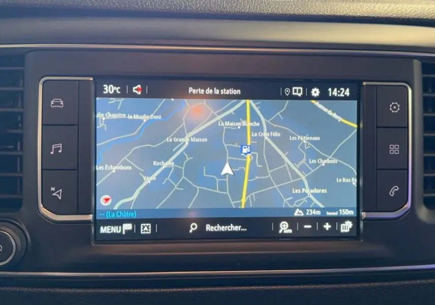 Écran tactile central du tableau de bord de l'Opel Vivaro Combi gris 2022 affichant la navigation GPS.
