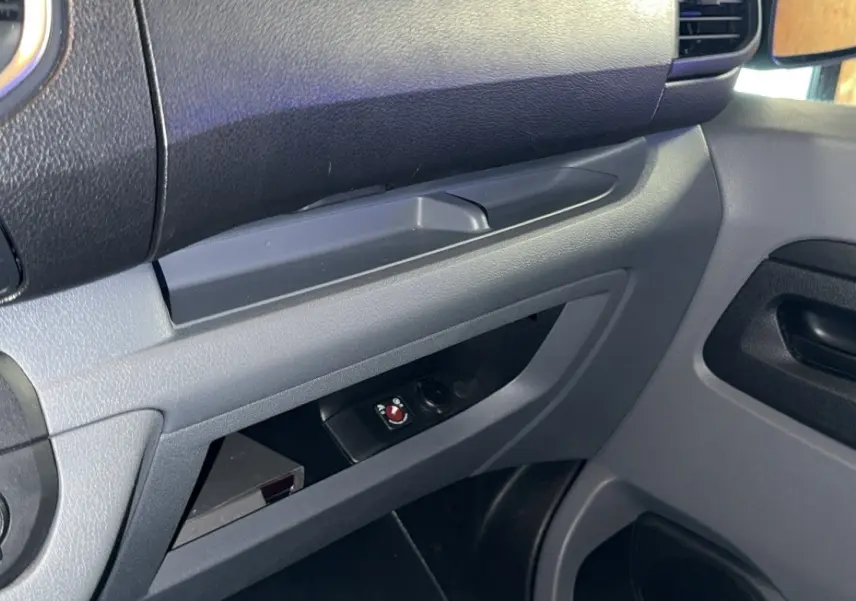 Détail de la porte passager grise d’un Opel Vivaro Combi 1.5 Diesel 2022, avec commandes de réglage des rétroviseurs.