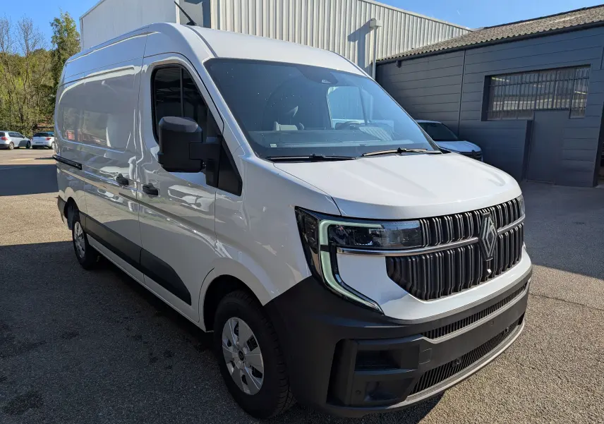 Renault Master blanc en vue 3/4 avant droit, avec calandre noire distinctive et pare-chocs noir robuste.