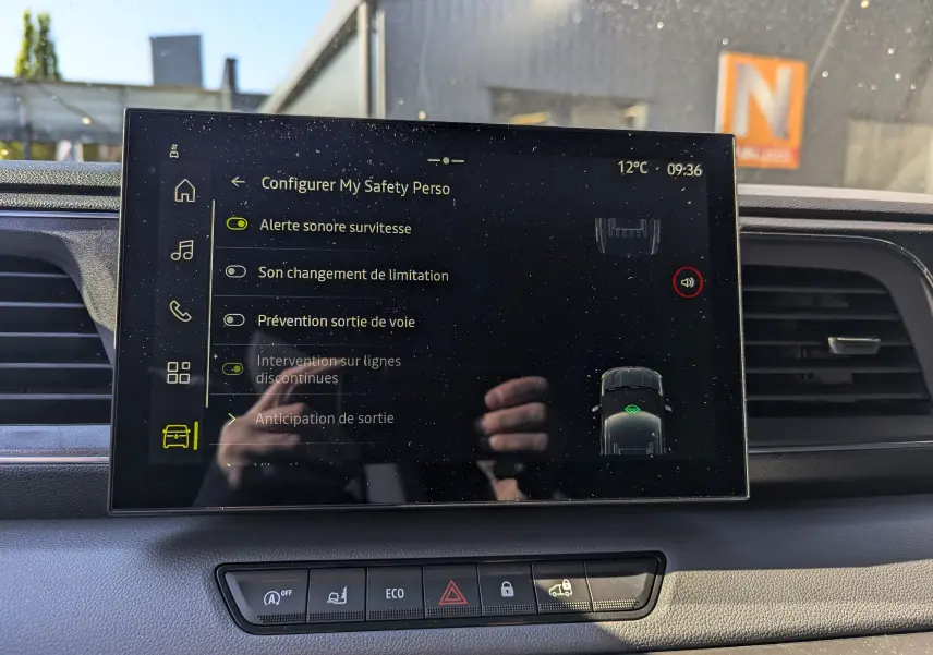 Écran tactile du tableau de bord du Renault Master 2025 affichant les réglages de sécurité, intérieur noir.
