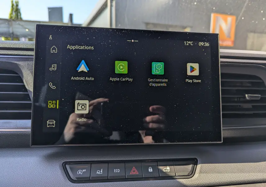 Écran tactile central du Renault Master 2025 affichant les applications Android Auto, Apple CarPlay et Play Store, intérieur gris.
