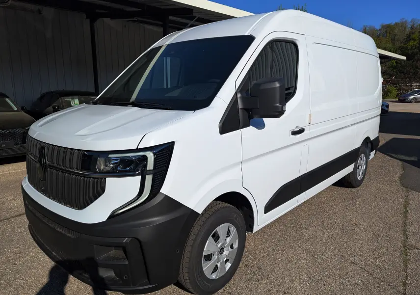 Renault Master blanc en vue 3/4 avant droit, avec calandre noire et pare-chocs avant robuste en plastique noir.