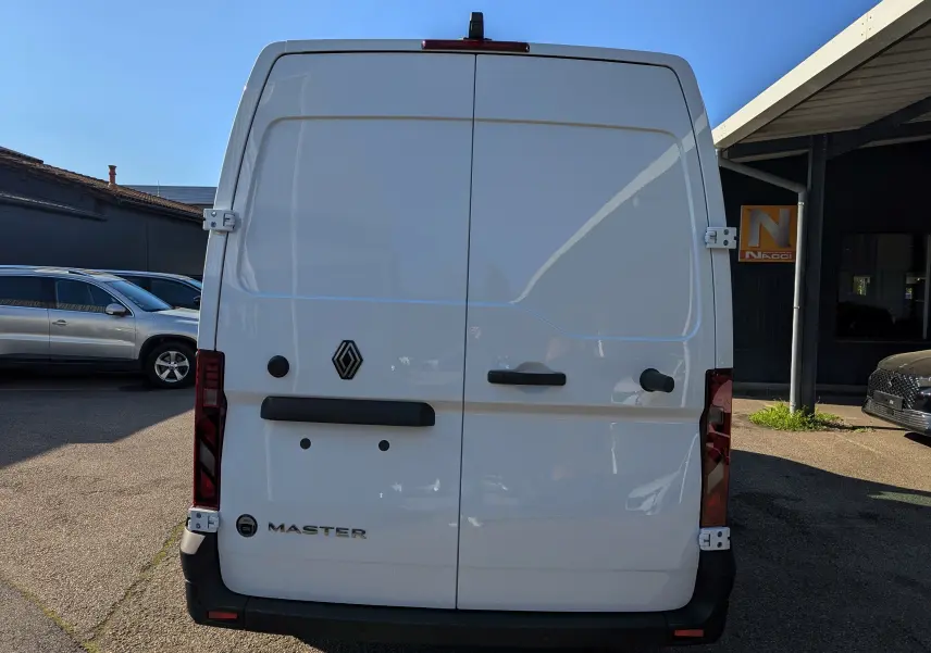 Vue arrière d'un Renault Master blanc 2025 avec portes battantes et feux arrière verticaux.