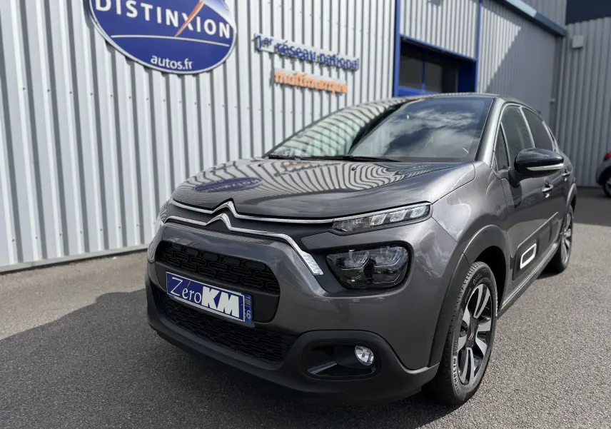 Citroën C3 gris platinium vue 3/4 avant droit, avec calandre distinctive et phares LED modernes.