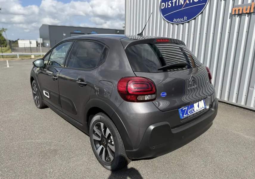 Citroën C3 gris platinium vue 3/4 arrière droit, avec feux arrière LED et jantes alliage noires.