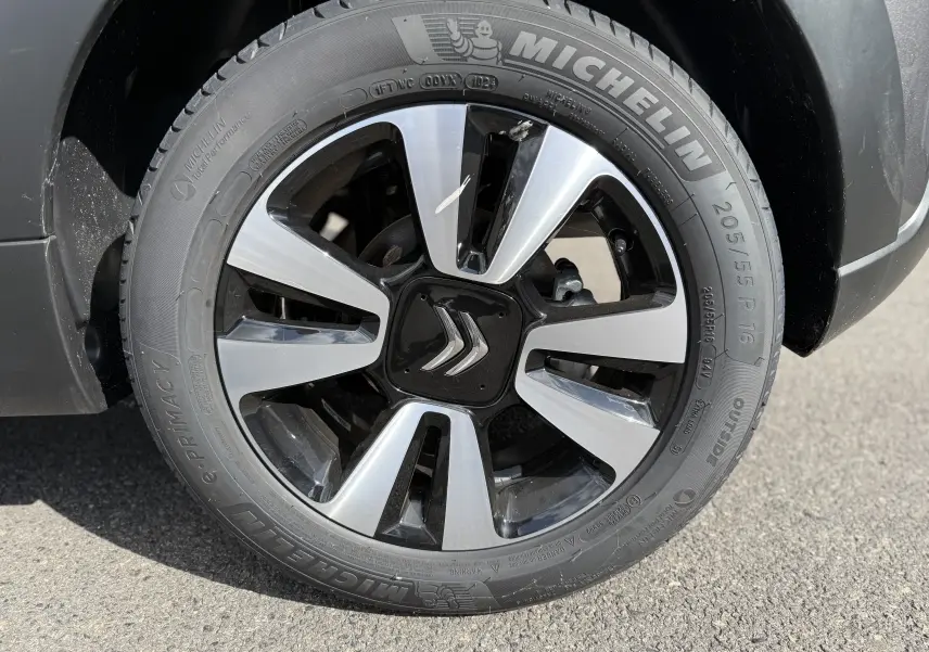 Gros plan sur la roue avant droite d'une Citroën C3 gris platinium avec jante alliage et pneu Michelin.