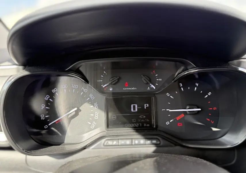 Tableau de bord de Citroën C3 2024 gris platinium, affichage digital et compteurs analogiques sous lumière naturelle.