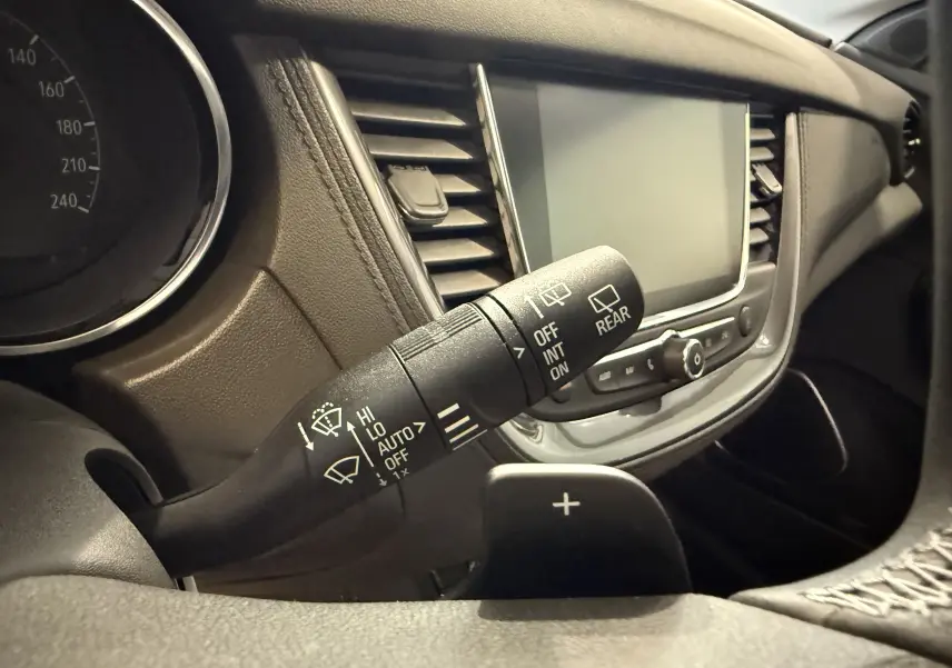 Gros plan sur la commande d'essuie-glace côté gauche du tableau de bord noir d'un Opel Grandland X hybride 2021.