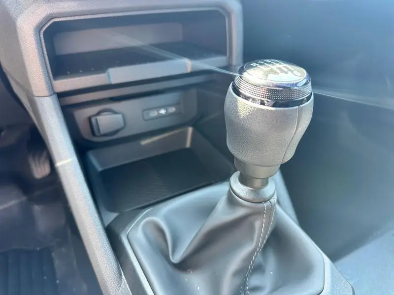 Le levier de vitesse manuel noir du Dacia Duster 2025 en gros plan dans l'habitacle.