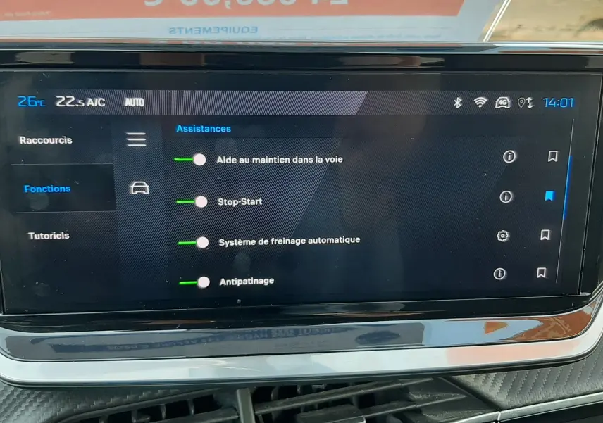 Écran tactile central du Peugeot 2008 Hybrid 145 Allure en bleu obsession, affichant les assistances à la conduite.